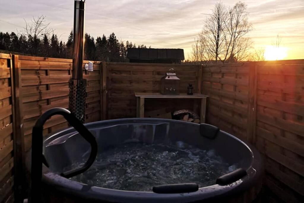 Ruhig Gelegene, Top Moderne Ferienwohnung - Hot Tub Und Sauna Gegen Aufpreis Neuhaus an Der Eger Exterior foto